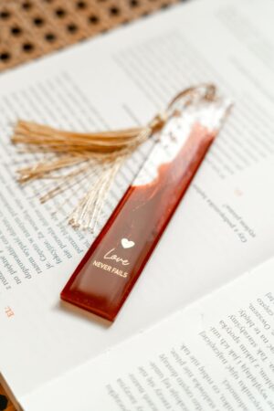 Zakładka z żywicy – Love Never Fails – CZERWONA