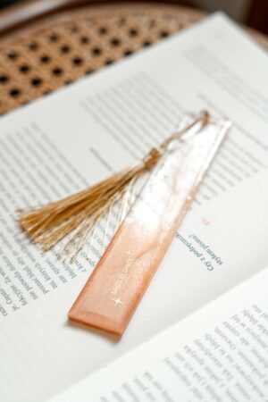 Zakładka z żywicy – Saved by Grace – BRZOSKWINIOWA